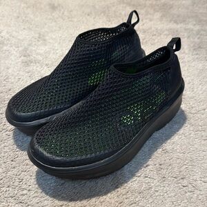 OOFOS WOMEN'S OOMEGA CHUKKA
BLACK /BLACK Sz 8